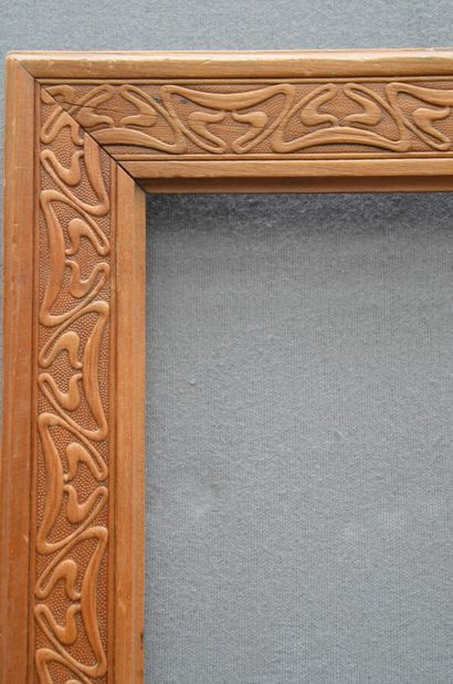 null FRAME in carved poplar with a border of stylized vegetal motifs. 

Art Nouveau.

69,5...