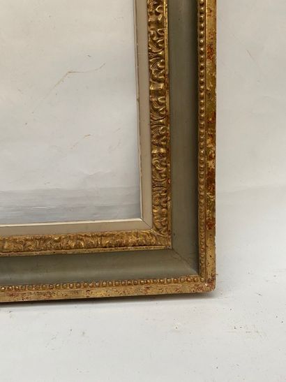  CADRE en bois et stuc doré rechampi vert et or 
Style Louis XVI 
72 x 58,5 x 11,5...