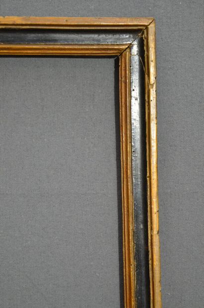  Petite BAGUETTE en bois mouluré doré et noirci. 
Fin du XVIIIème siècle 
26,5 x...