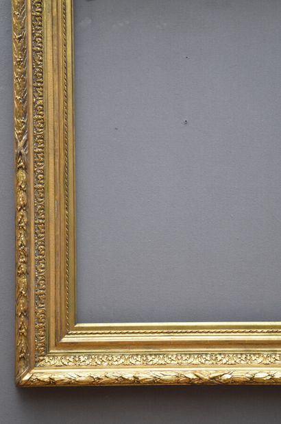  CADRE dit Barbizon en bois et stuc doré 
Fin du XIXème siècle 
72,5 x 53 x 13,5...