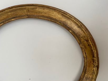 null Two Oval Sight Frames in molded and gilded wood 

Early 19th century

the first...