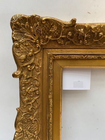  CADRE en bois et stuc doré à décor à la Bérain 
Style Louis XIV 
29,5 x 22,5 x 9...