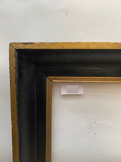  CADRE à gorges en bois noirci et doré 
XIXème siècle 
99 x 75 x 8,5 cm