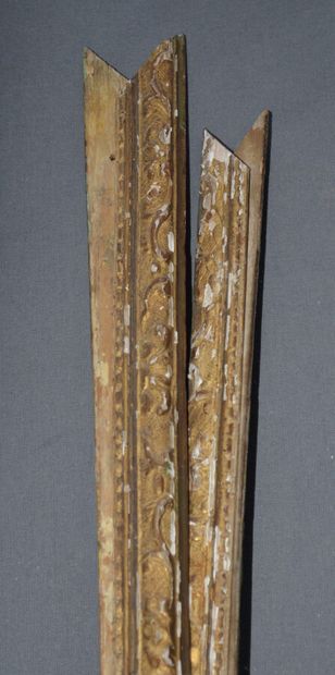 null BAGUETTE en bois sculpté et doré à décor Bérain.(démontée)

Epoque Louis XIV

180...