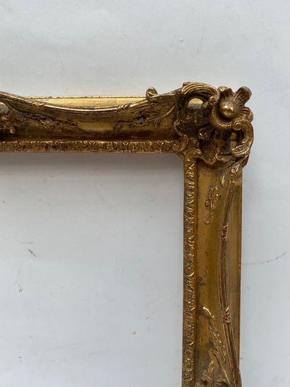  CADRE en bois et stuc doré 
Style Louis XV, XXème siècle 
40 x 31,5 x 4,5 cm