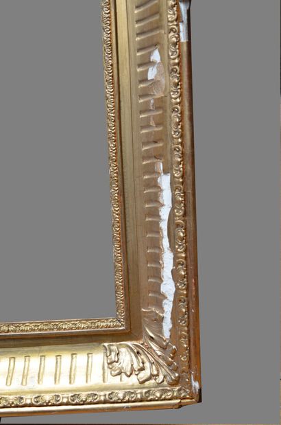  CADRE en bois et stuc doré dit « à canaux ». 
XIXe siècle. (manques) 
97 x 129 ...