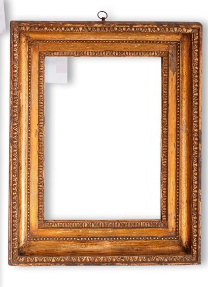 null Gilded wooden frame decorated with friezes of pearls, eggs. 

19th century.

30...