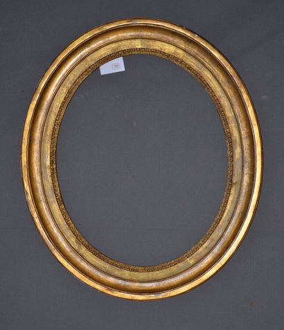null Oval view frame in carved and gilded oak with raise-of-heart decoration.

Louis...