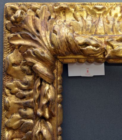 null Grand CADRE à profil renversé en bois sculpté et doré à décor de frise de chapelets,...