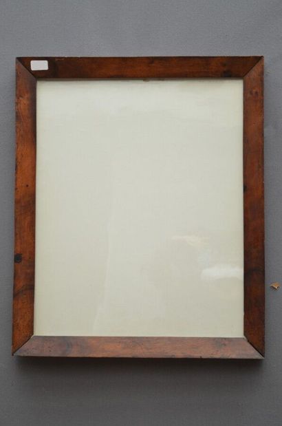 null CADRE en noyer à profil en pente. 

XIXème siècle.

58 x 46,5 x 5 cm