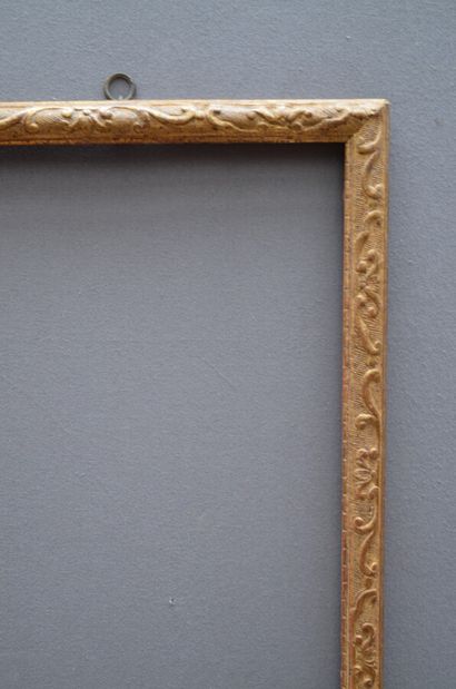null BAGUETTE en bois sculpté et doré à décor Bérain

Epoque Louis XIV

74,5 x 58,5...