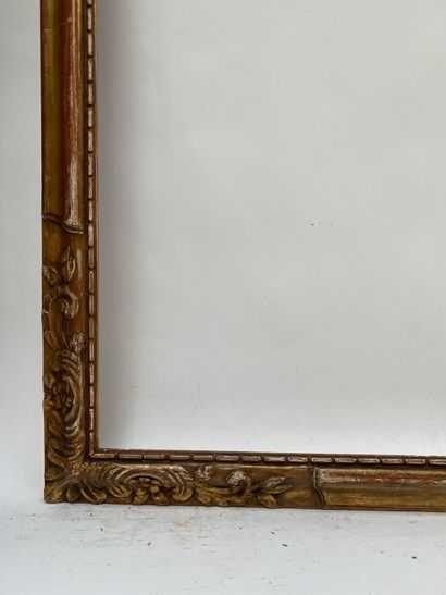 null CADRE à profil renversé en bois mouluré et sculpté

Style Louis XIV

85,5 x...