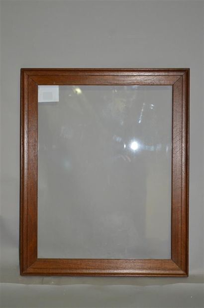 null Moulded walnut frame. (with glass) 

Beginning of the 20th century

41.5 x 53.5...