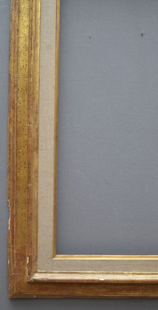  CADRE à profil renversé en bois mouluré et doré. (éclats et manques) 
Italie, XVIIème-XVIIIème...