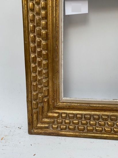 null FRAME Mouth in carved and gilded wood, white rechampie rebate with rosary friezes....