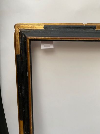 null Reverse profile frame in blackened and gilded wood (small splinters and gaps,...