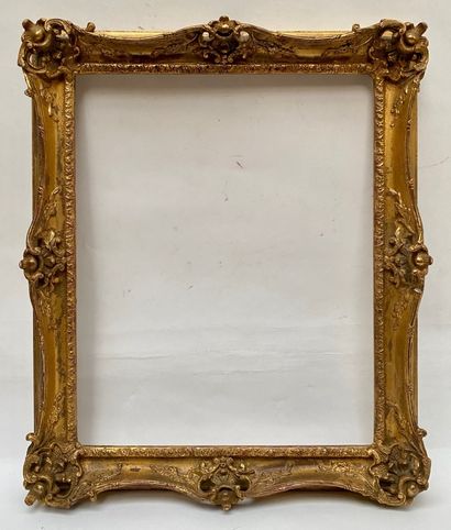 null CADRE en bois et stuc doré 

Style Louis XV, XXème siècle 

40 x 31,5 x 4,5...