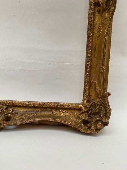 null CADRE en bois et stuc doré 

Style Louis XV, XXème siècle 

40 x 31,5 x 4,5...