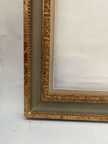  CADRE en bois et stuc doré rechampi vert et or 
Style Louis XVI 
72 x 58,5 x 11,5...