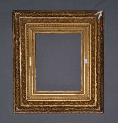 null Gilded wood and stucco frame decorated with a laurel frieze, acanthus leaves...