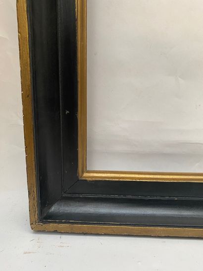  CADRE à gorges en bois noirci et doré 
XIXème siècle 
99 x 75 x 8,5 cm