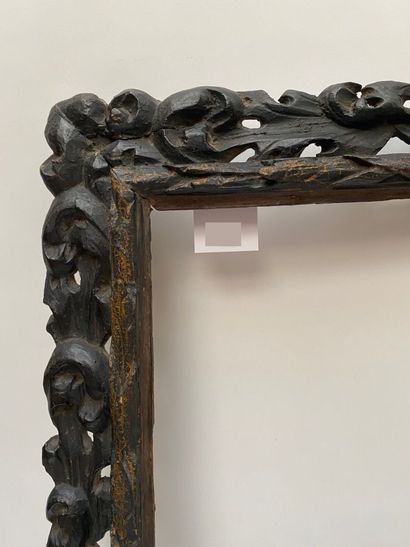 null CADRE à profil renversé en bois sculpté et noirci de tors de lauriers et de...