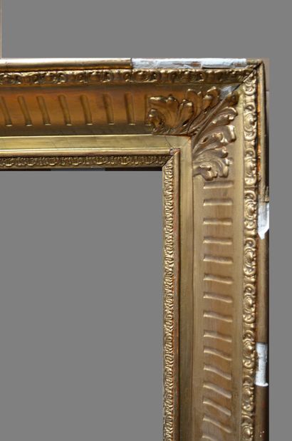  CADRE en bois et stuc doré dit « à canaux ». 
XIXe siècle. (manques) 
97 x 129 ...