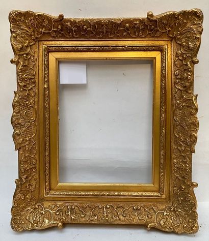  CADRE en bois et stuc doré à décor à la Bérain 
Style Louis XIV 
29,5 x 22,5 x 9...