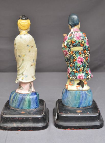 null Deux STATUETTES représentant un couple de lettrés en céramique polychrome. Sur...