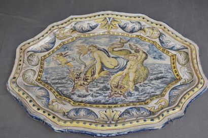 null Grand plat ovale en faience à décor de Venus chevauchant les flots

Italie XIXème...