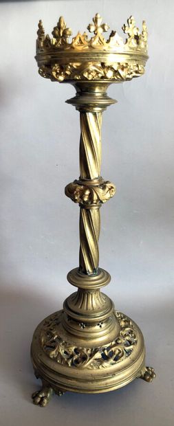  PIQUE-CIERGE en bronze de style néo-médiéval 
XIXème siècle 
Haut. : 48 cm