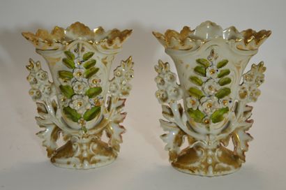 null PAIRE de VASES d'église en porcelaine blanche à décor doré.

XIXème siècle

Haut....