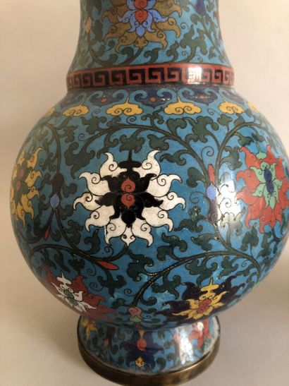 null Paire de vases balustres en émaux cloisonnés à décor de tiges feuillagées en...