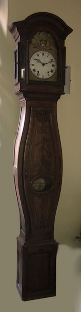  Pendule de parquet en bois naturel à corps ventru, le portillon sculpté de tiges...