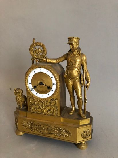 null Pendule de table en bronze doré, le cadran flanqué d'un chasseur et son chien,...