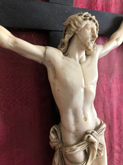 null Christ en croix en ivoire sculpté dans un cadre de style Louis XIV.

XIXe siècle.

Haut...