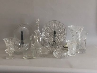 Lot de pièces en cristal comprenant vases,...