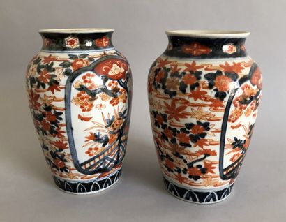 null Paire de vases en porcelaine Imari à décor d'arbres en fleurs dans des réserves.

Japon...