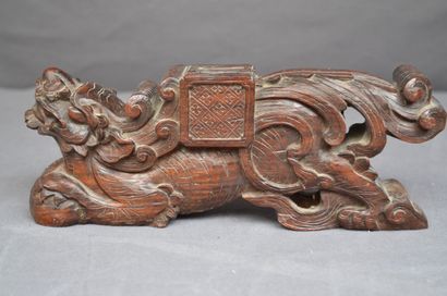 null ELEMENT décoratif en bois sculpté d'un décor principal d'un dragon pourchassant...