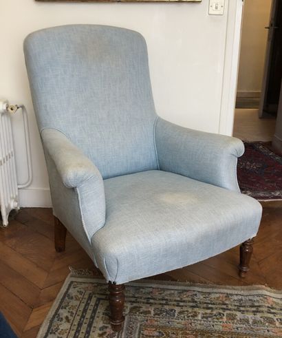 null Deux fauteuils confortables garnis de tissu bleu ou floral, piètement en bois...