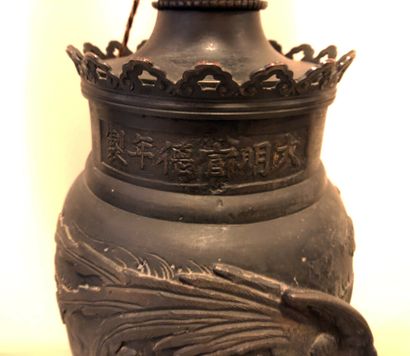 null Paire de vases en métal patiné à décor de phoenix, montées en lampe à pétrole...