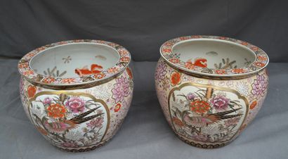 null PAIRE de CACHE- POT en porcelaine à décor polychome d'oiseaux brochés 

Début...