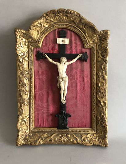  Christ en croix en ivoire sculpté dans un cadre de style Louis XIV. 
XIXe siècle....
