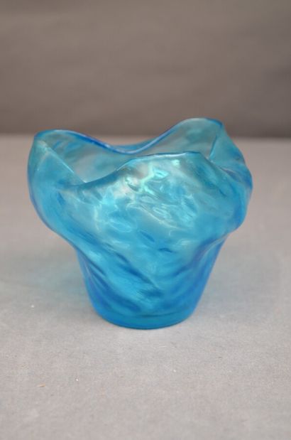 Vase en verre soufflé bleu irisé 
Ht 10,5 cm