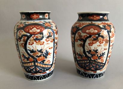 null Paire de vases en porcelaine Imari à décor d'arbres en fleurs dans des réserves.

Japon...