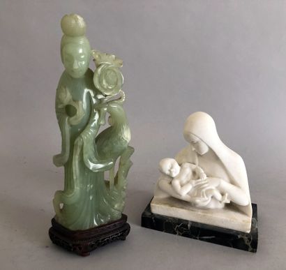 null Deux statuettes dont une Vierge à l'enfant en albâtre et une Guanyn en serp...