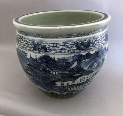 null Grand cache pot en faïence blanc bleu à décor de paysages.

Chine, 20 ème s.

Diam:...