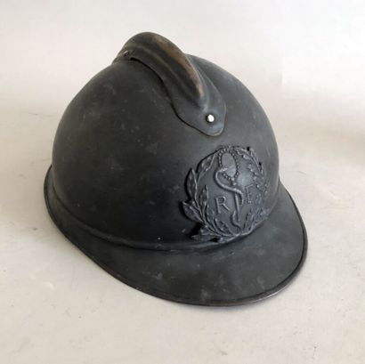 null Casque de poilu portant un insigne de médecin