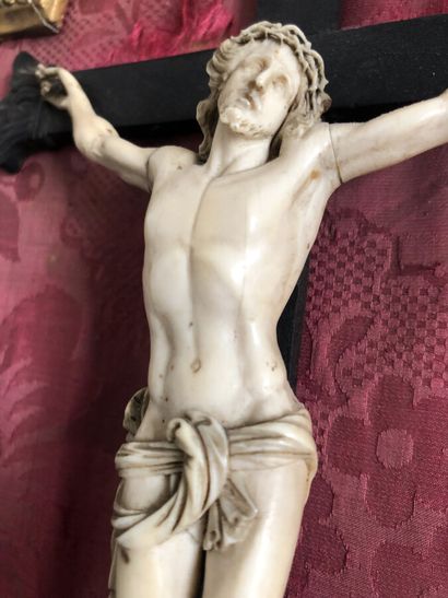 null Christ en croix en ivoire sculpté dans un cadre de style Louis XIV.

XIXe siècle.

Haut...
