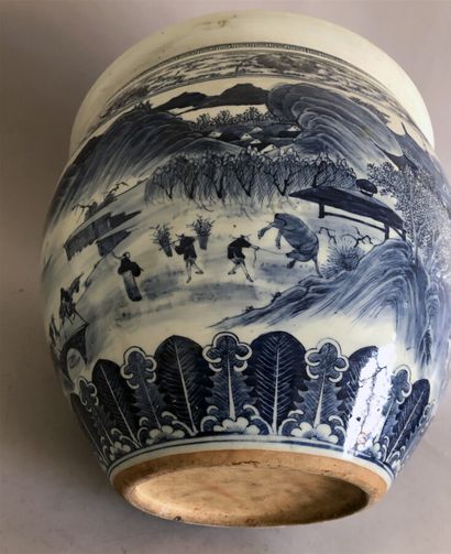  Grand cache pot en faïence blanc bleu à décor de paysages. 
Chine, 20 ème s. 
Diam:...